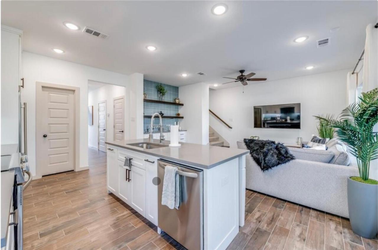 Stylish Townhome Near At&T Stadium, Globe Life, Six Flags & More Arlington Exteriér fotografie